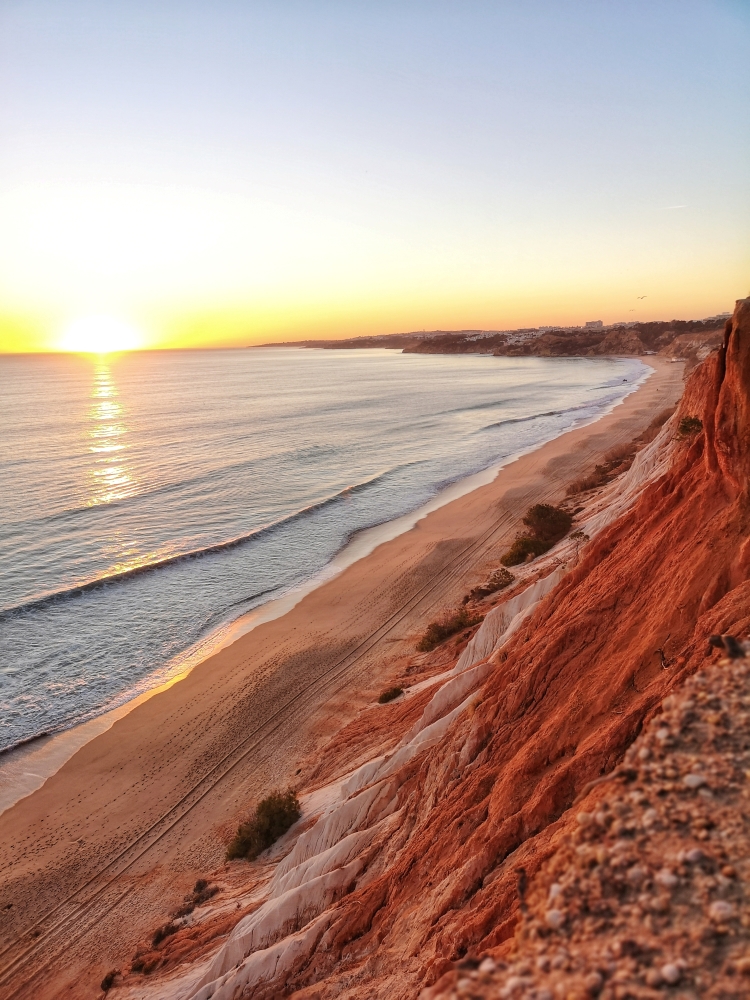 Sonnenuntergang am Falesia Beach in Portugal